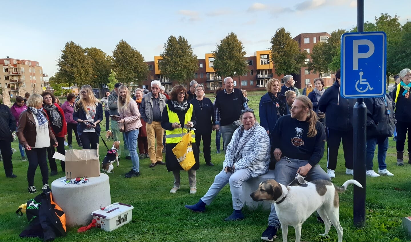 Honden en hun baasjes komen naar het gemeentehuis om de petitie te ondersteunen