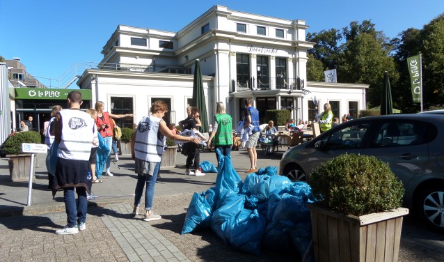 De eerste succesvolle editie van World Cleanup Haarlem leverde als eindresultaat een grote berg vuilniszakken vol zwerfafval op.