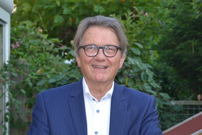 Dr. P. van Midden