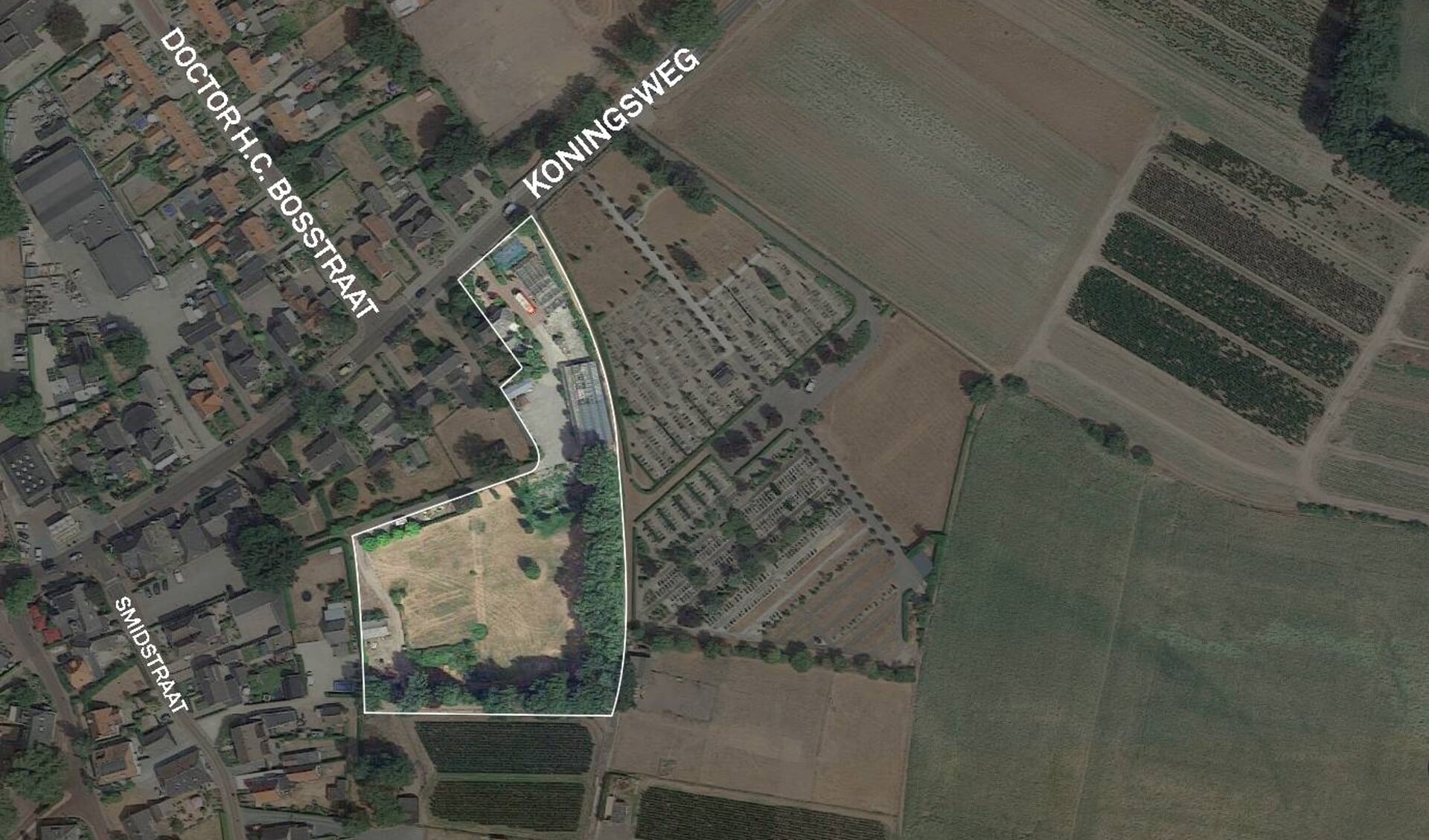 Het terrein dat Van de Kolk heeft aangekocht. De woonwijk zal voornamelijk in het nu nog grote lichte gedeelte worden gebouwd. De weg daarnaartoe leidt via de smalle strook vanaf de Koningsweg. 
