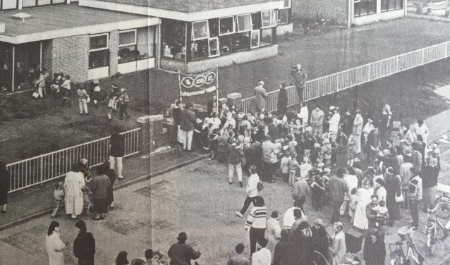 'Met het stoeltje onder de arm' zo luidde de kop bij het artikel over de opening van De Schakel in 1987.