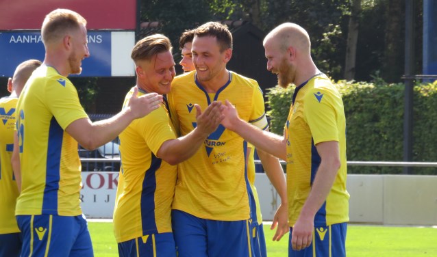 Aanvoerder Yannick Cornelisz vierde zaterdag, net als een week eerder, de overwinning met zijn ploeggenoten