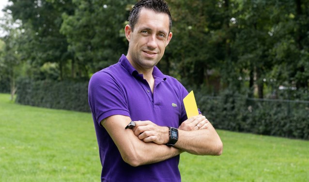Dennis Higler fluit wekelijks in de Eredivisie en ook internationaal maakt de Amersfoorter naam als scheidsrechter.