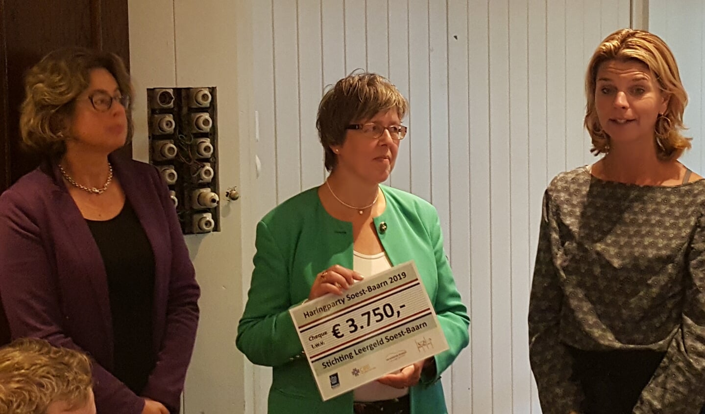 Magdaleen Timmermans en Jennifer Woltjer van Stichting Leergeld nemen dankbaar de cheque van € 3750,00 in ontvangst.