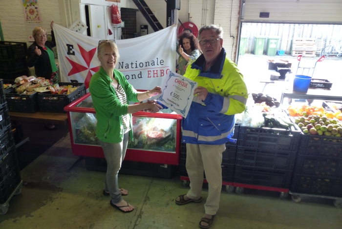 Vereniging voor EHBO 'de Samaritaan' in Ede overhandigt een cheque ter waarde van 500 euro aan de Voedselbank in Ede. Links op foto Anneke Dinger van de Voedselbank, rechts Kees Huikeshoven voorzitter EHBO.