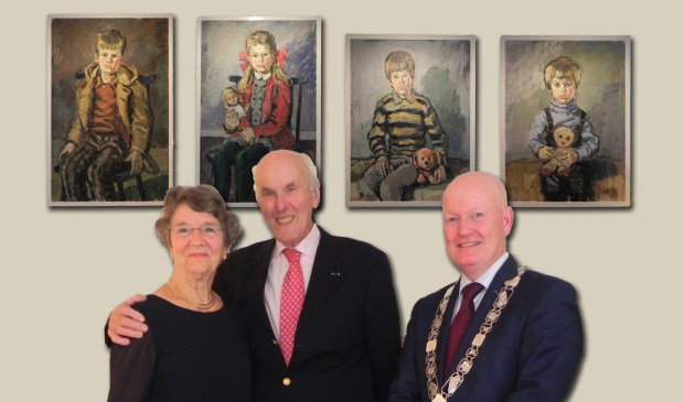 Het diamanten paar Van Logtestijn-van den Heuvel poseert tezamen met burgemeester van Bennekom voor de schilderijen van de kinderen.