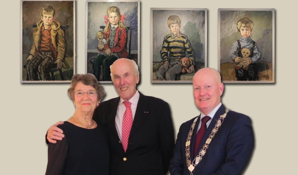 Het diamanten paar Van Logtestijn-van den Heuvel poseert tezamen met burgemeester van Bennekom voor de schilderijen van de kinderen.