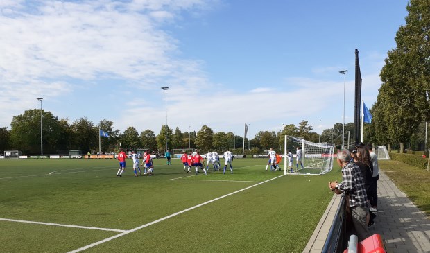 Ouderkerk scoort in de 90e minuut 5-5.