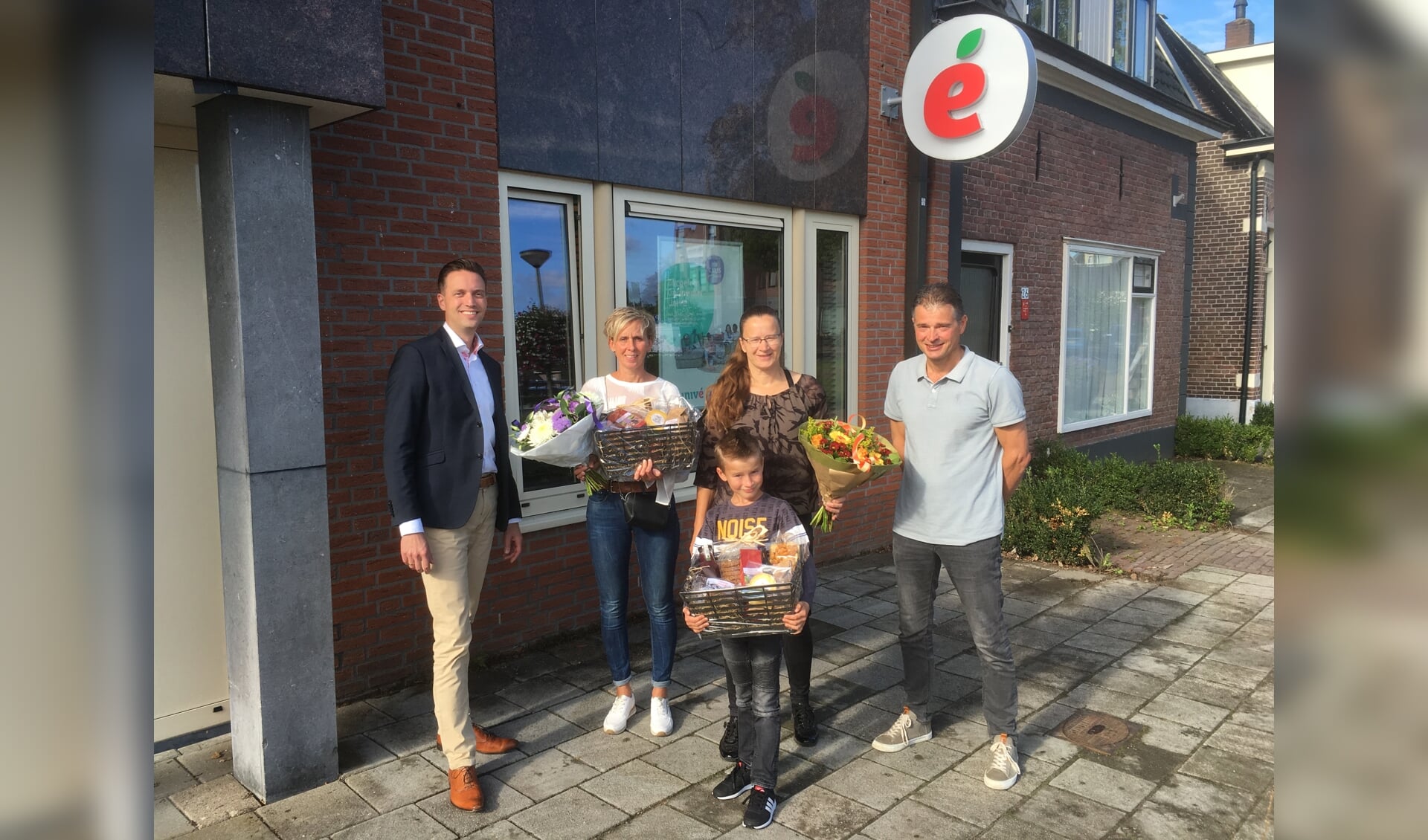 Henk Roubos (l) en Gert van de Bor (r) reikten de prijzen uit aan de familie Van Geresteijn en familie Rikkers. 