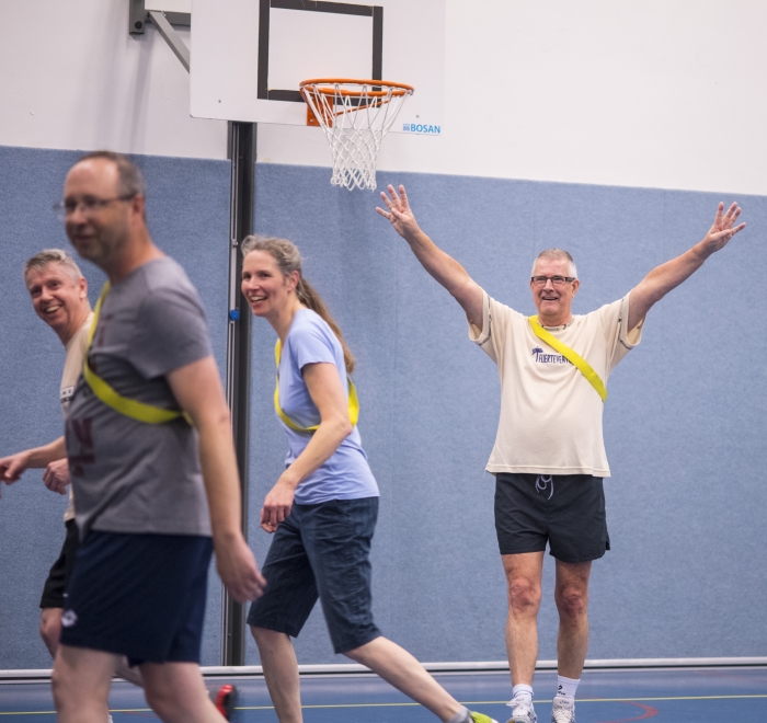 Basketbal in de gymzaal