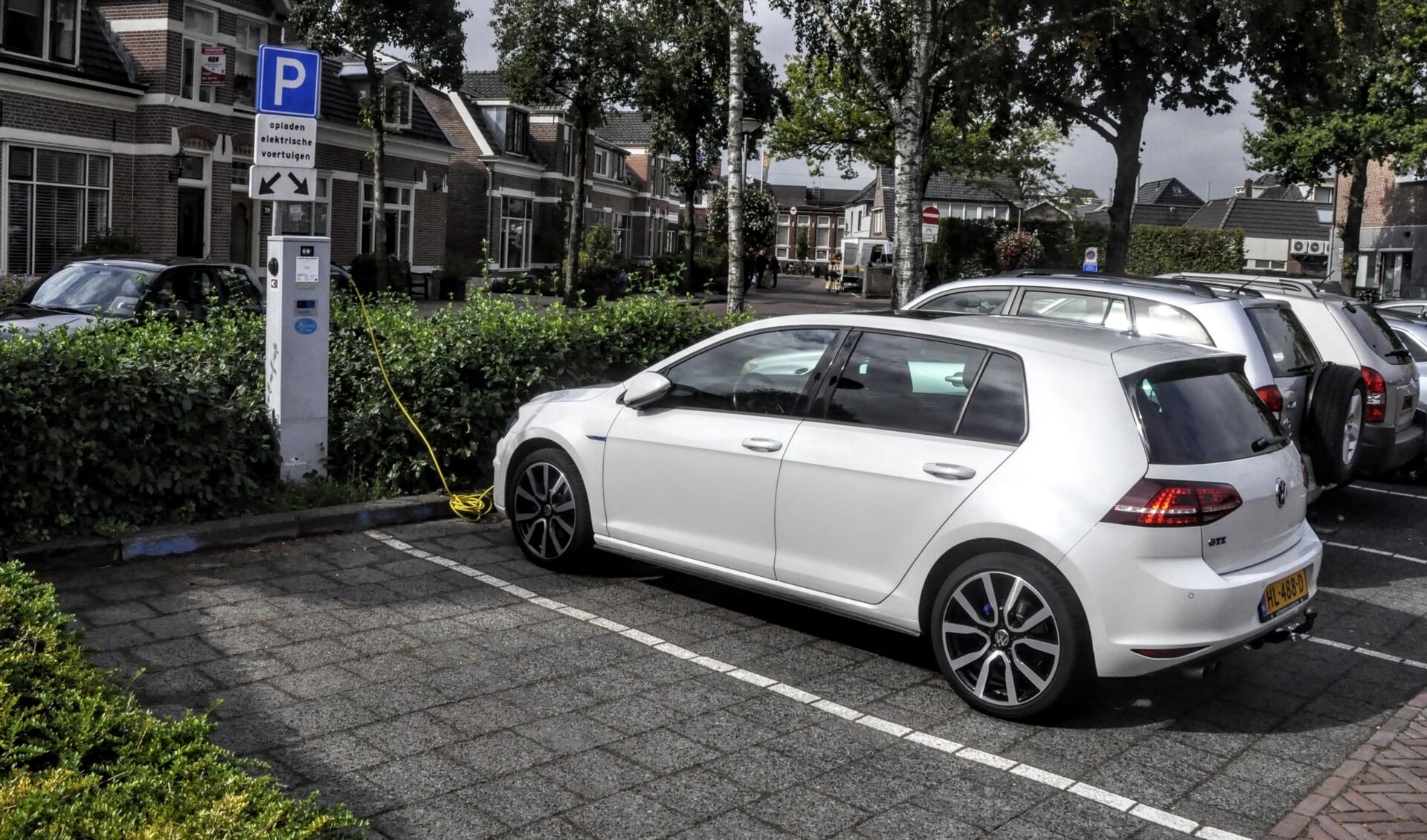 Een auto bij een laadpaal aan de Kampstraat in Barneveld.