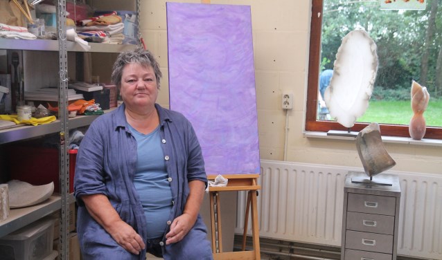 Ineke in haar atelier.