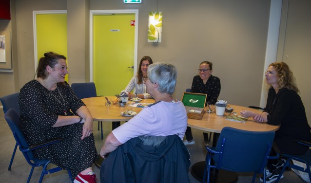 Mevrouw Jansen (midden) in gesprek met het team van De Buurttafel