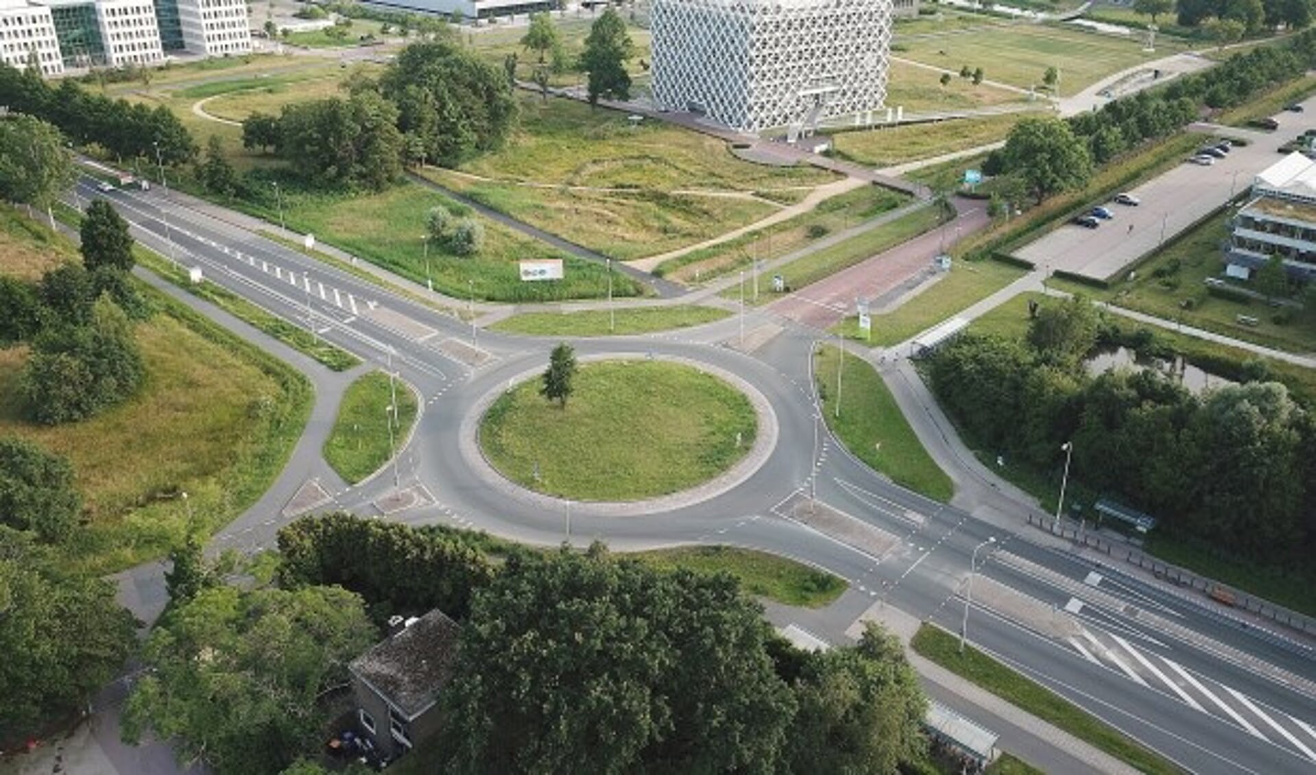 De rotonde op de Mansholtlaan bij de Campus is een van de grote knelpunten in de bereikbaarheid van Wageningen. (foto: Antonio Mulder)