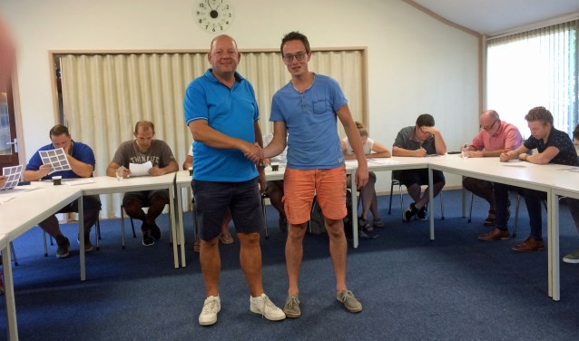 Waar de cursisten zwoegen op het huiswerk, staan Jaap Heij en Arno Bos klaar voor een hapje en een drankje.
