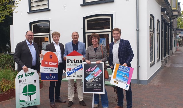 De makelaars Hugo Vries, Kees Rigter, Willem Prins, Liesbeth van Hardeveld en Bas van Dijen (vlnr).