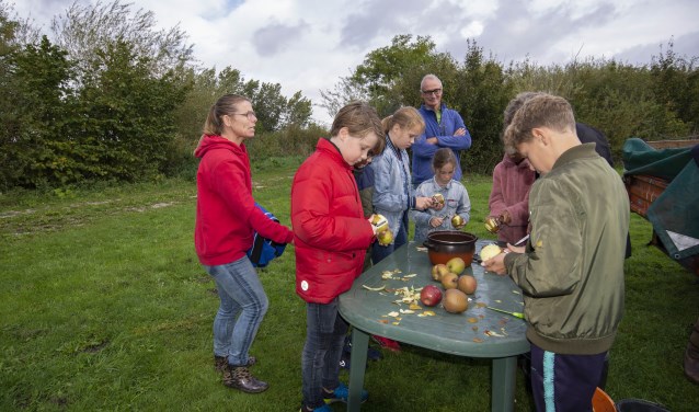 Appeltjes schillen en in blokjes snijden voor de appelmoes