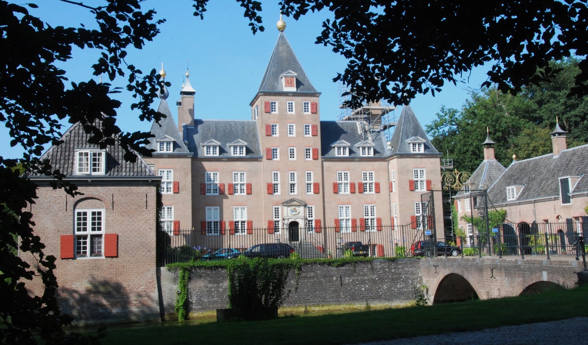 De blauwe kamer en de keuken van het kasteel zijn ook te bezichtigen. Op het Kasteelplein zijn Oudhollandse spelen.