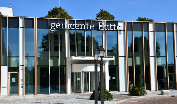 <p>Entree van het gemeentehuis van Putten.</p>