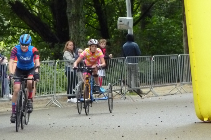 Met de tribike de bocht in.