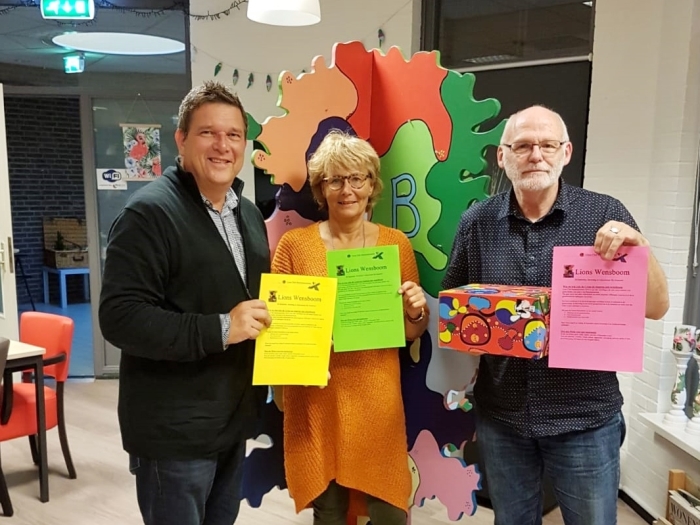 Nico Boere, Edith Vormer en Jos van Rooijen voor de wensboom