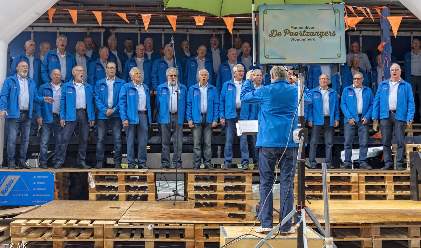 het Woudenbergse mannenkoor De Poortzangers swingt.