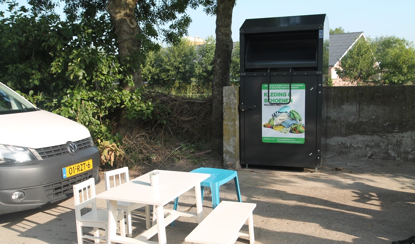 de nieuwe kledingcontainer