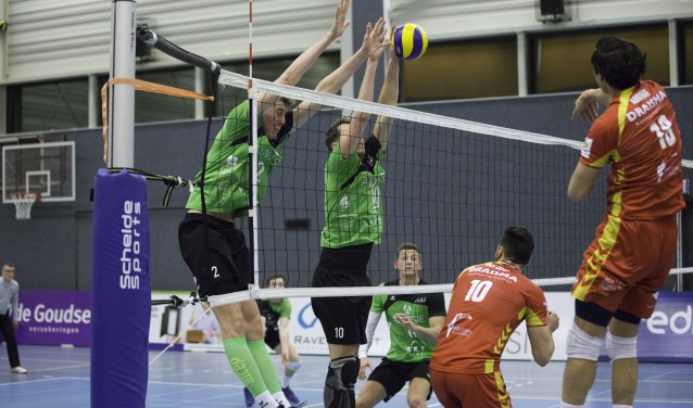 Cas Abraham (rechts) in actie namens Dynamo tegen SSS, de club waar hij nu terugkeert.