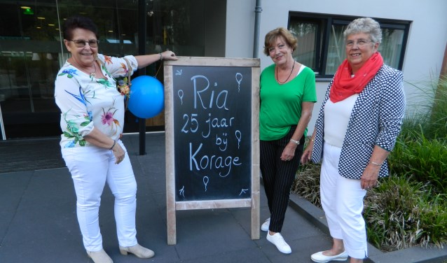 Ria Aukes (links) wordt verrast door bestuursleden Henny Visser (rechts) en Ria Ophoff.