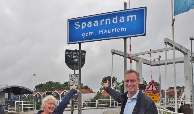 Dorpsraadvoorzitter Jolijt de Jong en Rob de Vries voor het bord zoals zij Spaarndam in zijn geheel zouden willen zien.