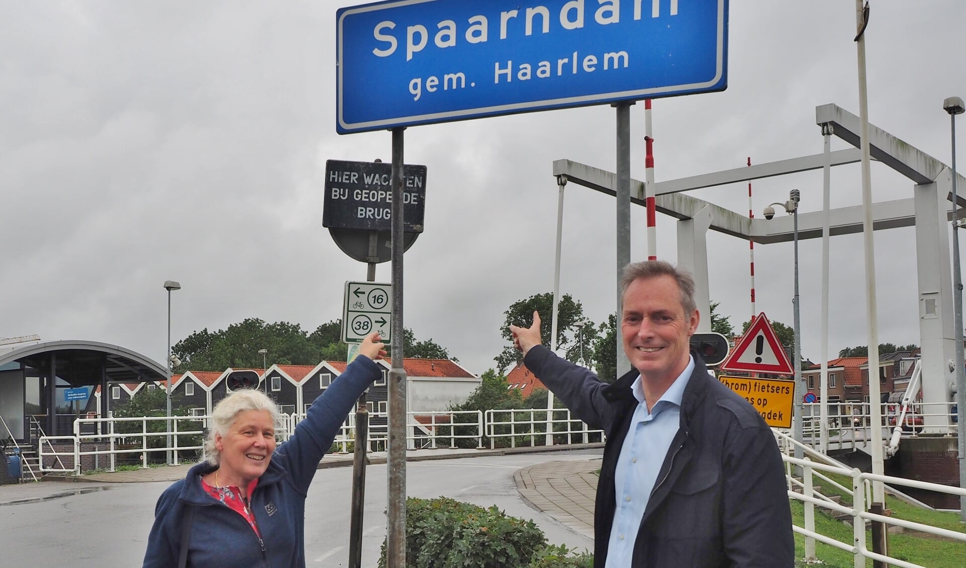 Dorpsraadvoorzitter Jolijt de Jong en Rob de Vries voor het bord zoals zij Spaarndam in zijn geheel zouden willen zien. 