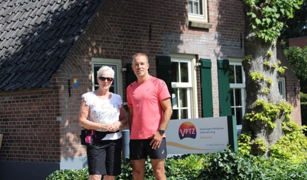 Ria de Man en Richard van Keulen voor Hospice Berkenstein, vertrekpunt van 'Run of Wandeling voor Hospice Berkenstein'. (Foto: Christine Dijk)