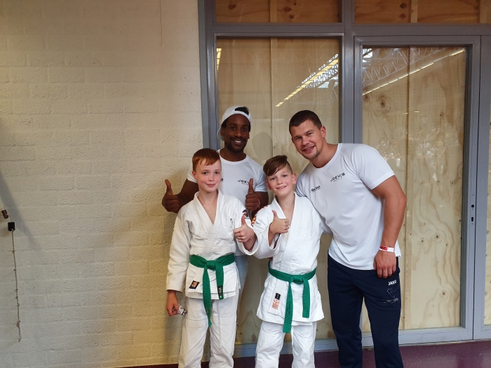 Judoka's Chai van Netten en Rick Koelewijn met hun coaches Joey van Rootselaar en Nigel Lantveld