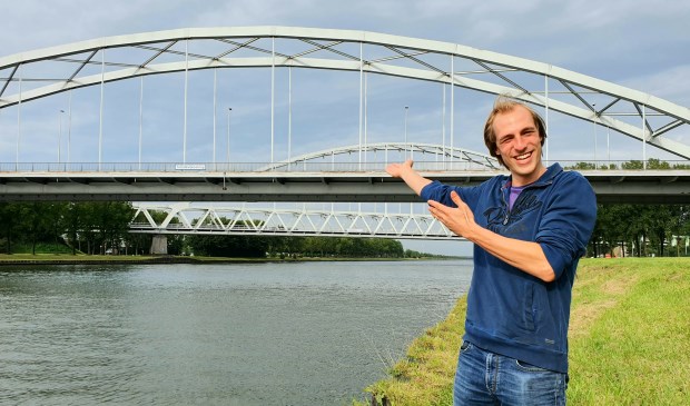 Jor bij de Schalkwijkerbrug. Hij fietst hier vaak overheen en geniet dan van het weidse uitzicht.
