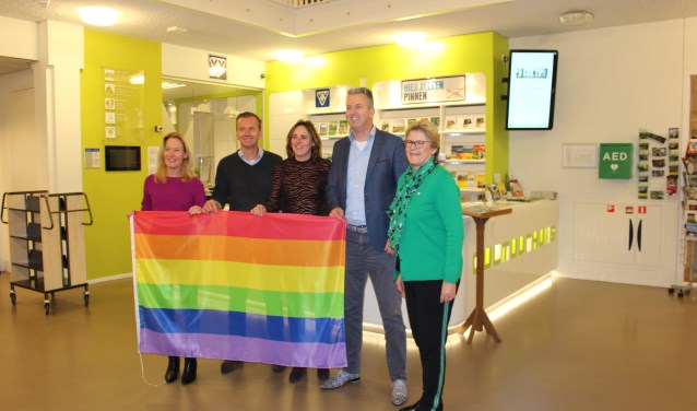 Na aanbieding van de regenboogvlag op 11 januari lag deze in de kast