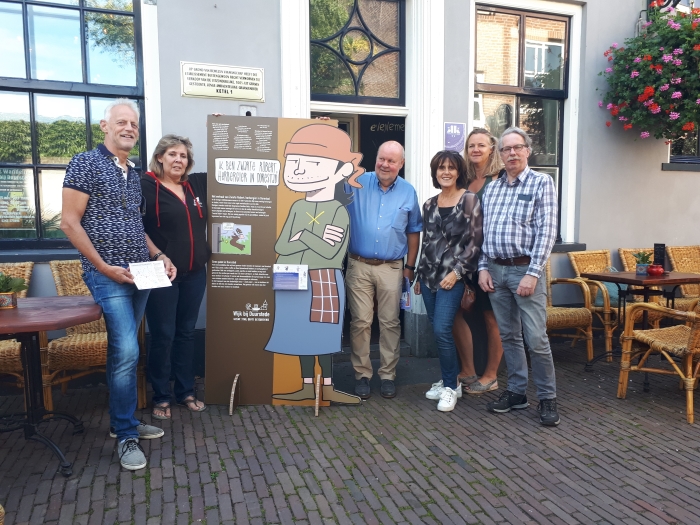 Vlnr John Broekman – technisch ondersteuner Museum, Carolien - Café Ome Ko, Zwarte Robert – herbergier, Stefan Poelman – voorzitter Museum, Joke Twigt – centrummanager, Martine van Amerongen – marketeer VVV, Luit van der Tuuk - conservator