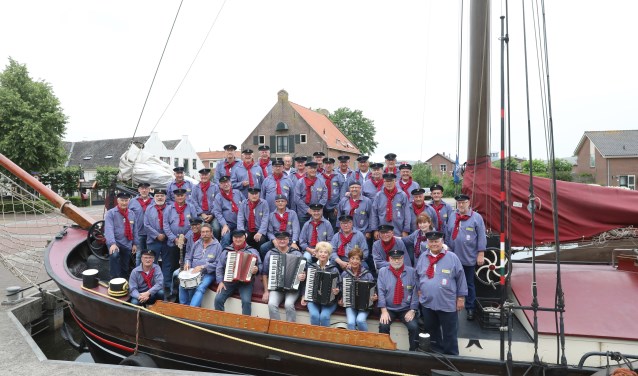 Zeemanskoor Nijkerks Welvaren treedt op bij de havenkom en op het Plein.