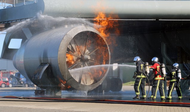 Brandweerlieden van de Luchthavenbrandweer op Schiphol oefenen bij de nieuwe 'motor' van de Firefly.