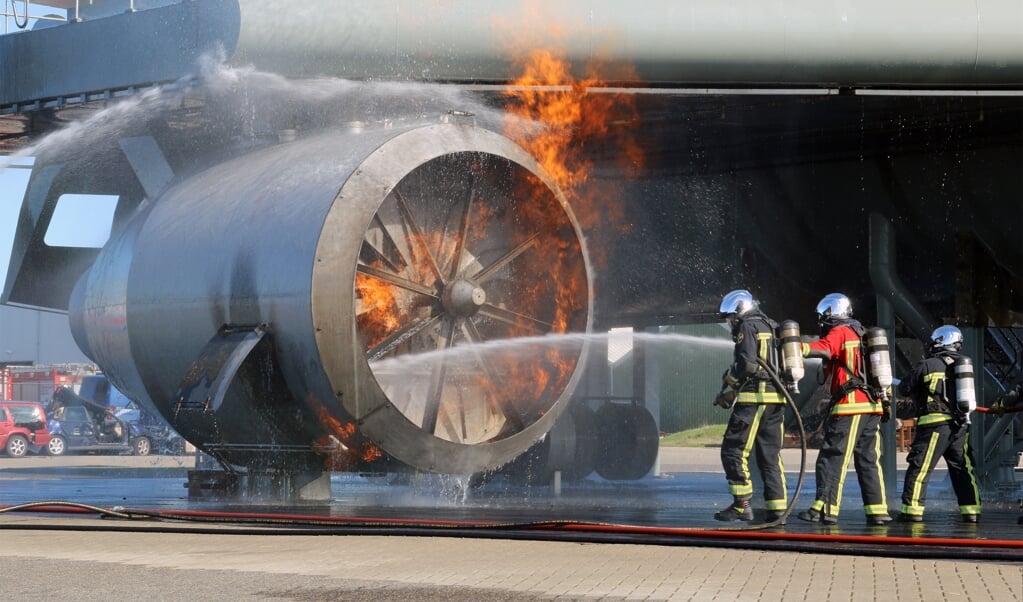 Brandweerlieden van de Luchthavenbrandweer op Schiphol oefenen bij de nieuwe 'motor' van de Firefly.