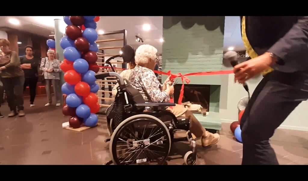De 98-jarige mevr Kraaimaat knipt het lint door