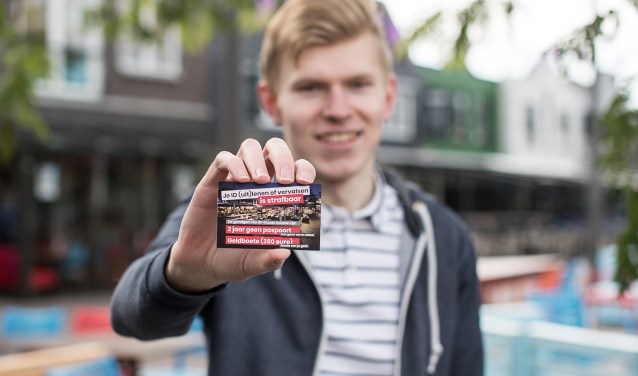 Arjan Boot toont de boodschap op het Museumplein in Ede.