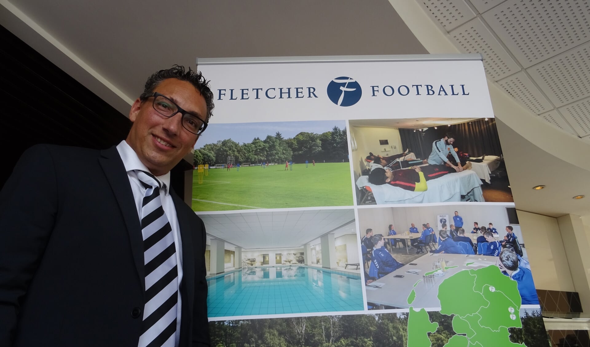 Oury Shem-Tov in zijn rol als de voetbalman van Fletcher Football.