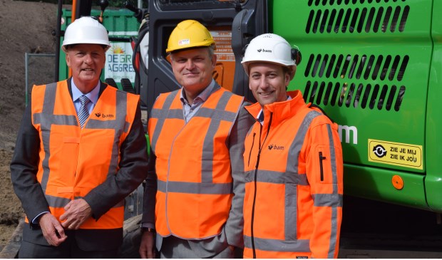 Wethouder Rob Ellermeijer (links) en Gerard Slegers van Vervoerregio Amsterdam (midden) gaven het startsein voor de werkzaamheden.