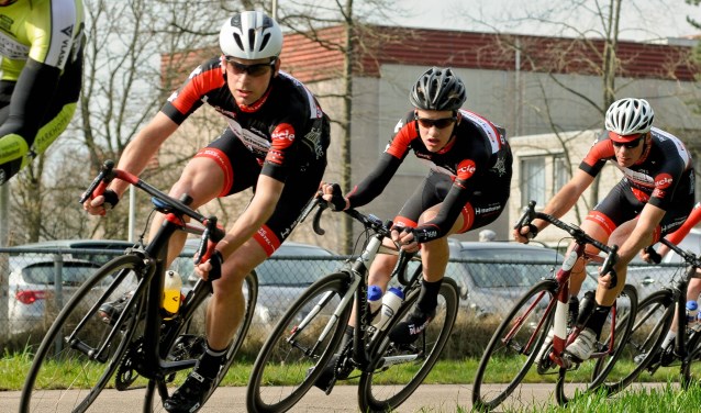 Renners van WTC De Amstel op het parcours aan de Startbaan.