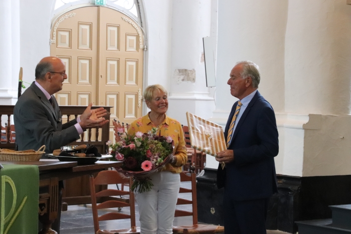 Batenburg ontvangt de oorkonde behorend bij zijn onderscheiding