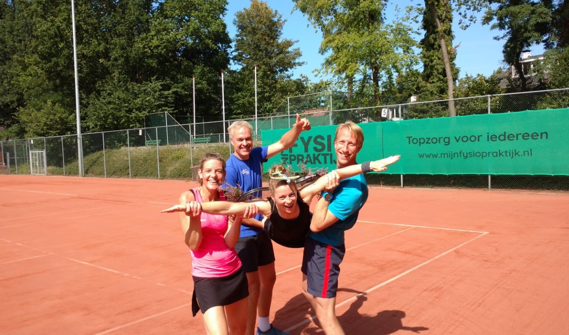 Op de foto het winnende team met Marissa de Blois, Anton Dijkhuis, Annet van Veldhuisen en Niels Kraaijpoel. Marjolein Elings en Stefan van Langevelde ontbreken.