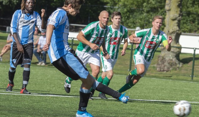 FC Driebergen aanvoerder Jelle Adema legt aan voor de 0-1 voorsprong door een goed uitgevoerde strafschop na een vermeende overtreding op Abate (achtergrond)