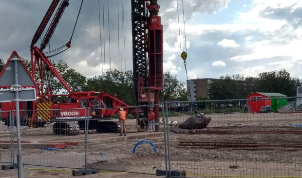 De eerste heistelling is volop in actie. Binnenkort komt er een tweede gevaarte voor blok 2 bij.