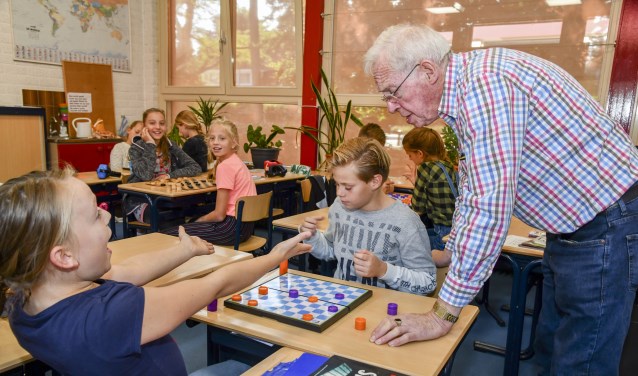 Evert Davelaar voegt zich weer tussen de schoolbanken om basisscholieren te enthousiasmeren voor de damsport.