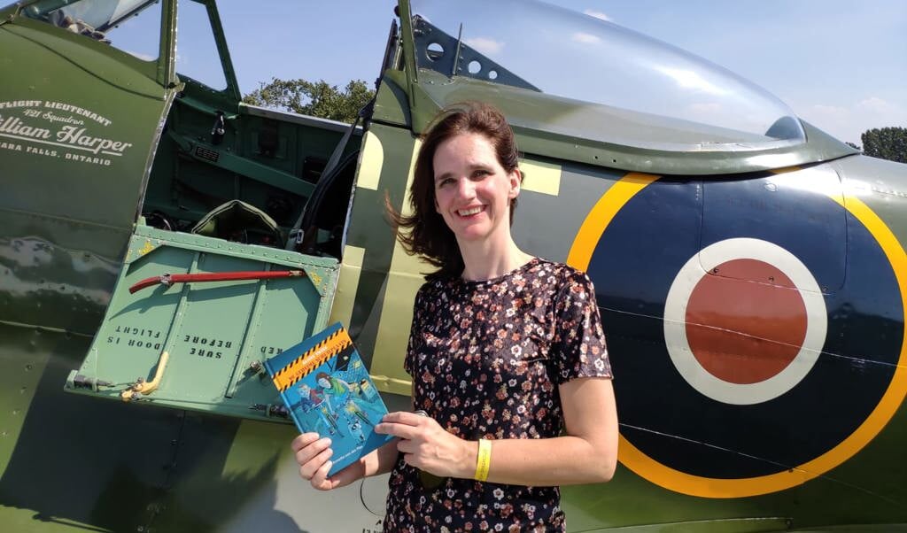 De Vurense Annette van der Plas poseert met haar net uitgebrachte boek over de Sunny Twins, die het mysterie omtrent de geheime schuilplaats weten te ontrafelen, voor een klassieke Engelse Spitfire.